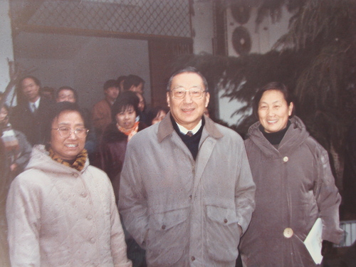1998年元月，前中共中央政治局常委、国务院副总理李岚清视察学校