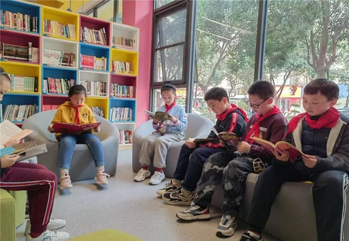 8学生在美好阅读中心享受美好阅读
